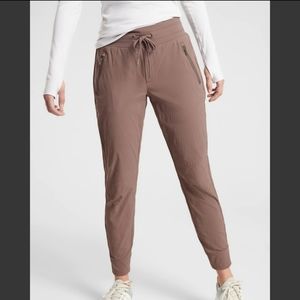 Athleta Trekkie North jogger in mauve brown 10 tall